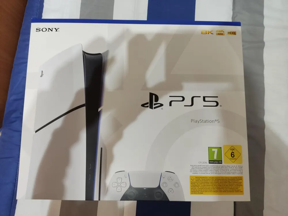Unboxing de Laura V.: PS5 sellada. Casi me caigo de la silla al abrir la caja. Mi